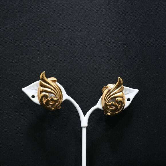 Vintage Alice Jewelry Co Gold Tone Clip Earrings, Pat Pend Clasp, 1960s - Picture 2 of 10